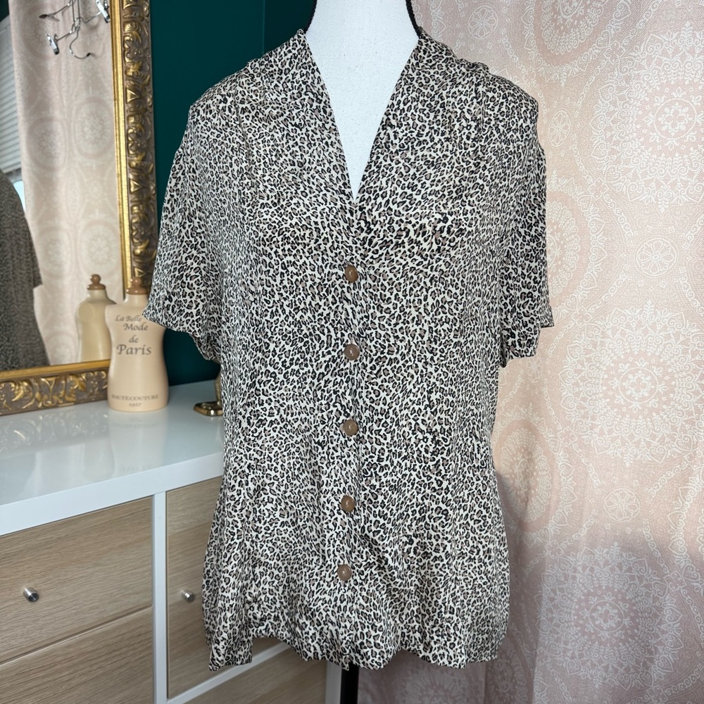 Casual Corner Vintage Leopard Print Silk Button Up Short Sleeve Blouse Sz Large